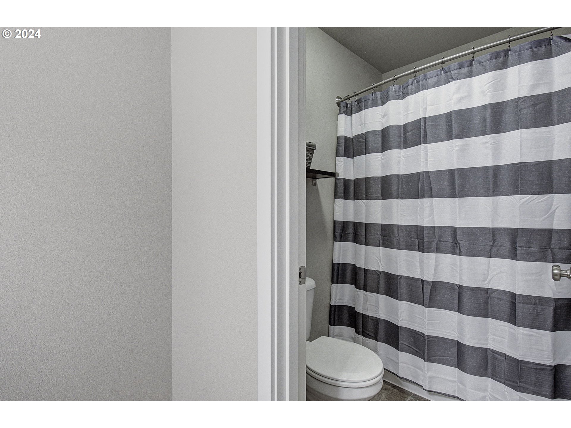 146 North 44th Place Ridgefield, WA 98642 - Photo 21 of 30 a bathroom with a sink a toilet a shower and a mirror