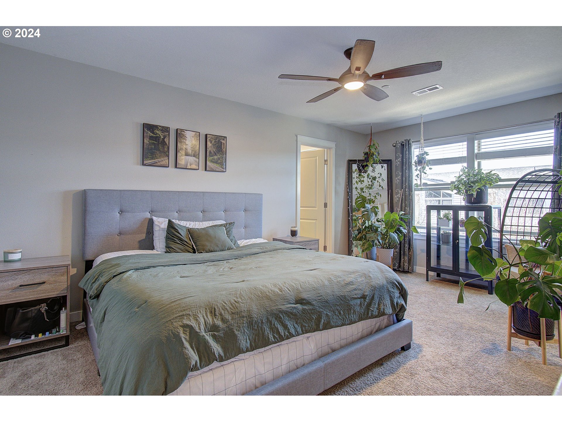 146 North 44th Place Ridgefield, WA 98642 - Photo 24 of 30 a spacious bedroom with a bed and a potted plant