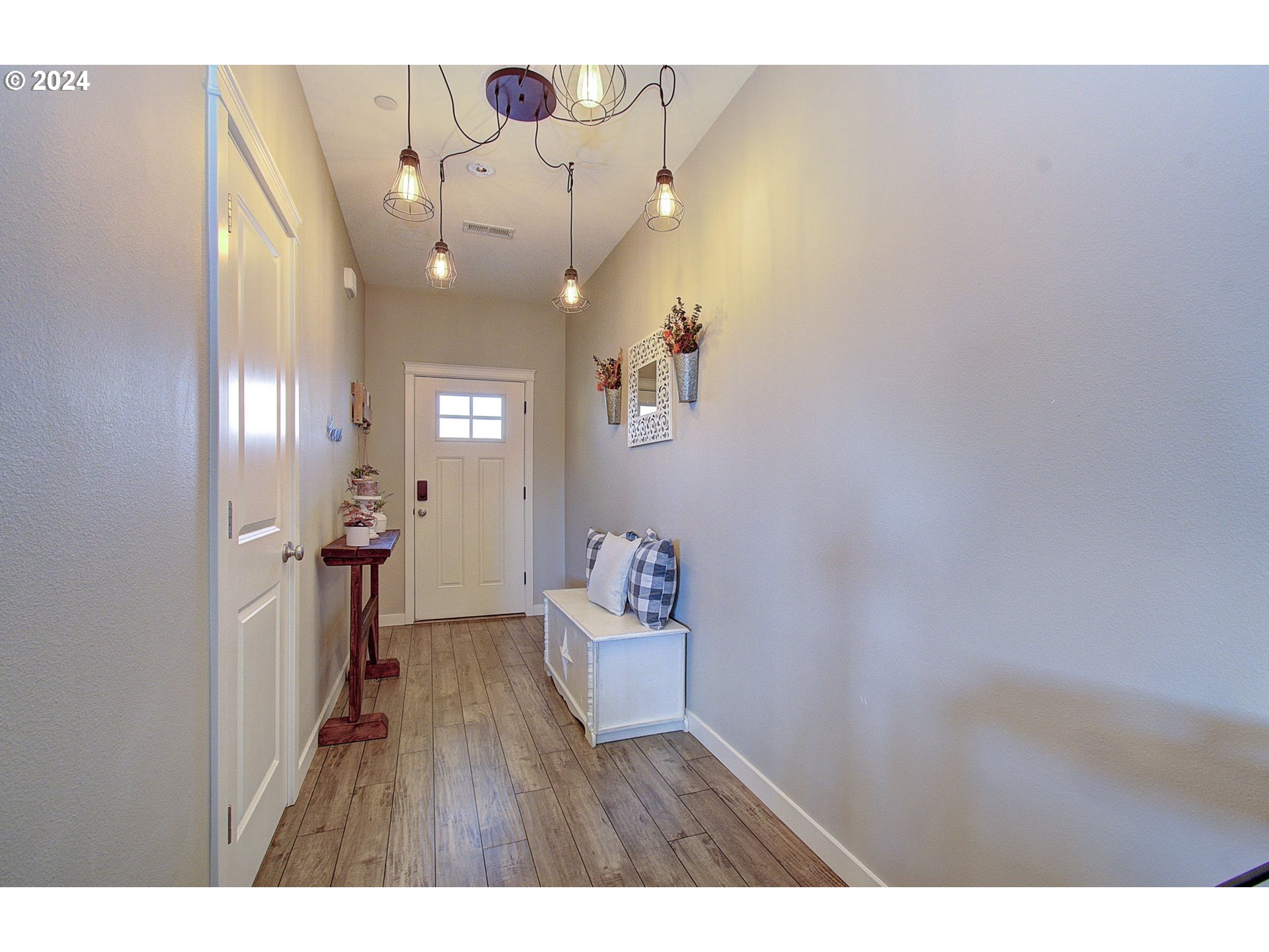146 North 44th Place Ridgefield, WA 98642 - Photo 4 of 30 a hallway with wooden floor and a chandelier