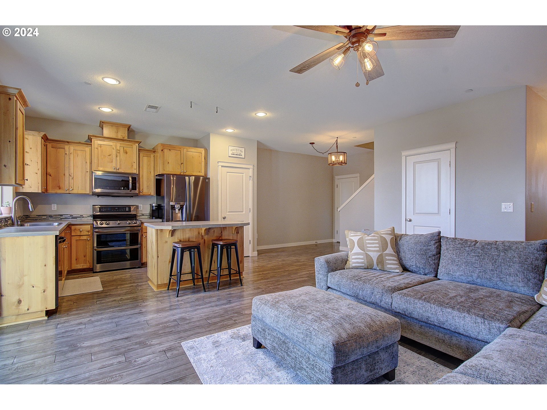 146 North 44th Place Ridgefield, WA 98642 - Photo 6 of 30 a living room with furniture and kitchen view