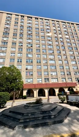 $54,900 | 4300 West Ford City Drive, Unit 401A, Chicago, IL 60652