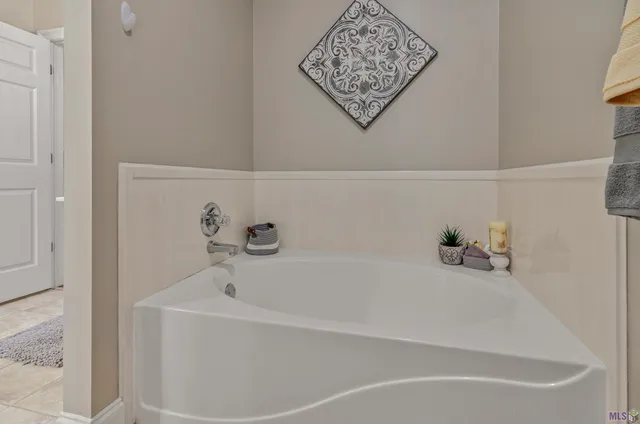 $244,500 | 11182 River Highlands Drive, Unit 4A, St. Amant, LA 70774