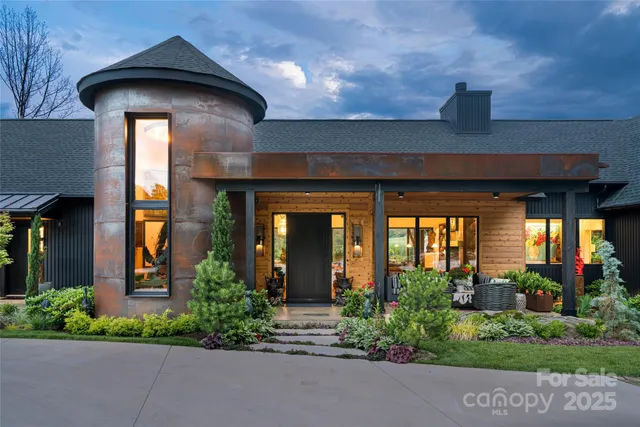 a view of entrance of the house