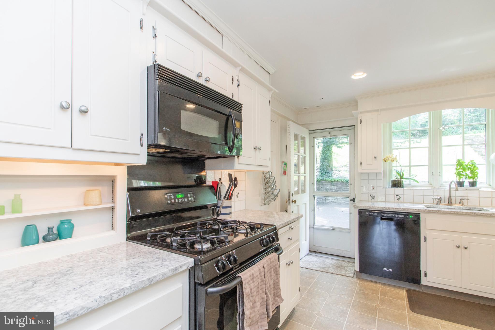 118 Waverly Road Wyncote, PA 19095 - Photo 21 of 87 Bright kitchen with beautiful quartz counter tops