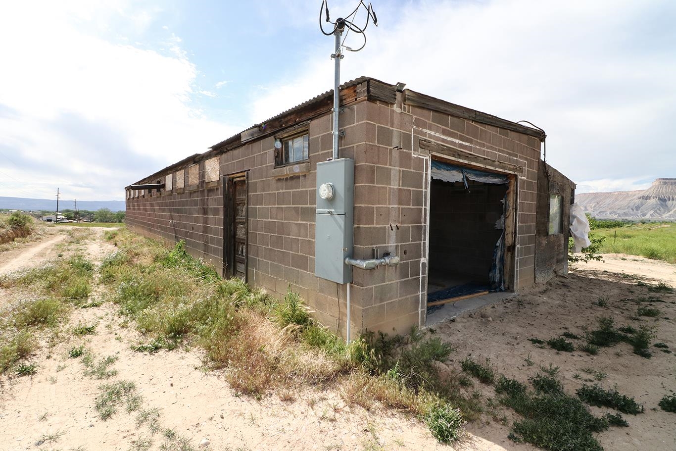 412 35 Road Palisade, CO 81526 - Photo 31 of 39 a tall building with a yard