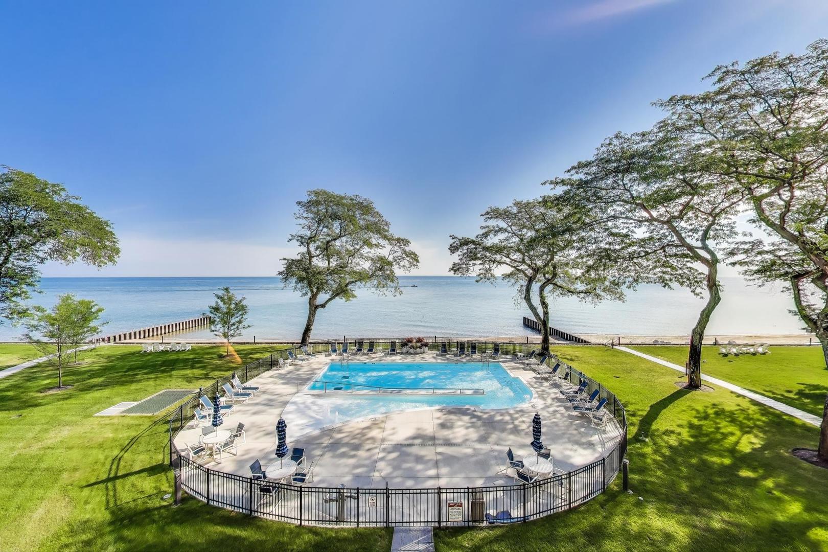 1630 Sheridan Road, Unit 2J Wilmette, IL 60091 - Photo 19 of 50 a view of a backyard