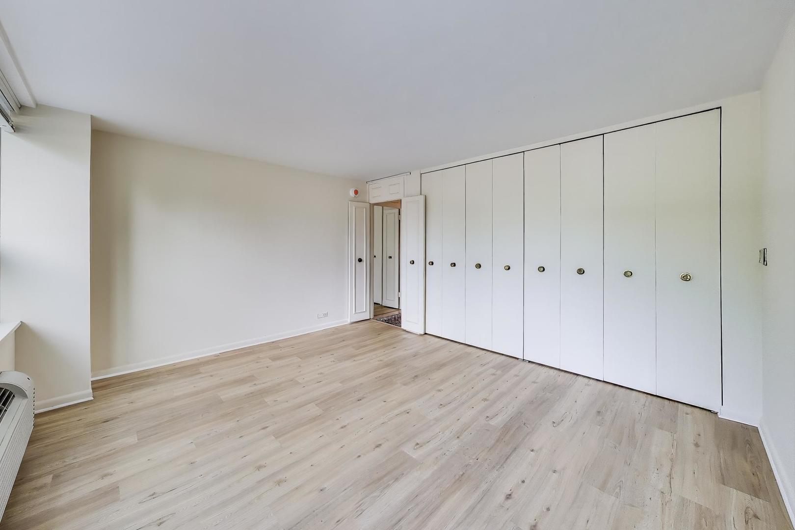 1630 Sheridan Road, Unit 2J Wilmette, IL 60091 - Photo 25 of 50 a view of an empty room