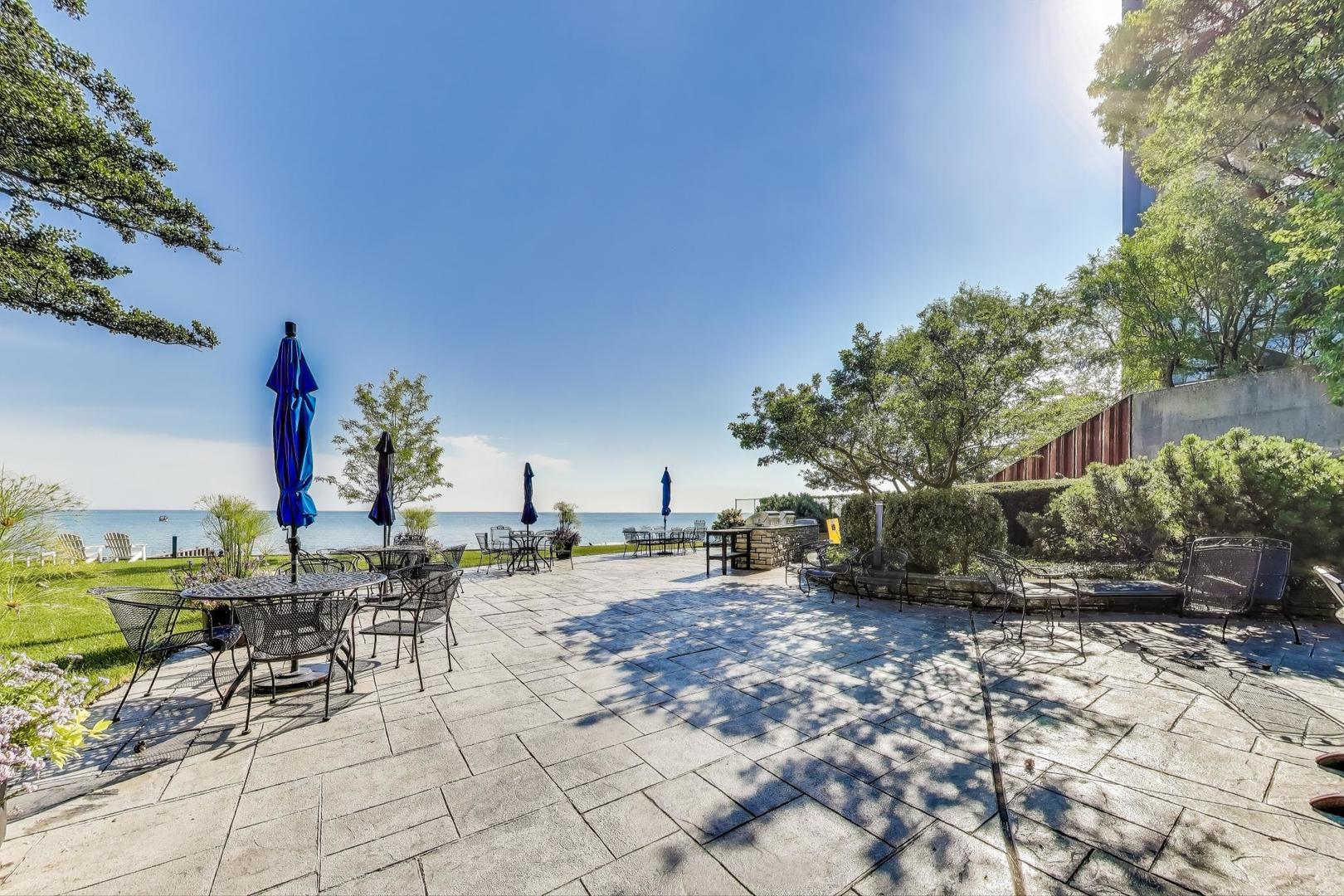 1630 Sheridan Road, Unit 2J Wilmette, IL 60091 - Photo 39 of 50 a view of a backyard with sitting area