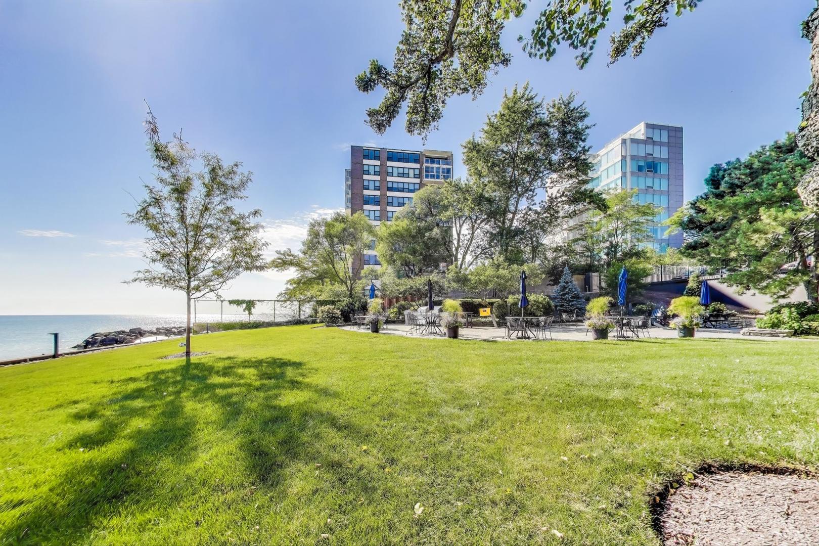 1630 Sheridan Road, Unit 2J Wilmette, IL 60091 - Photo 43 of 50 a swimming pool with trees in the background