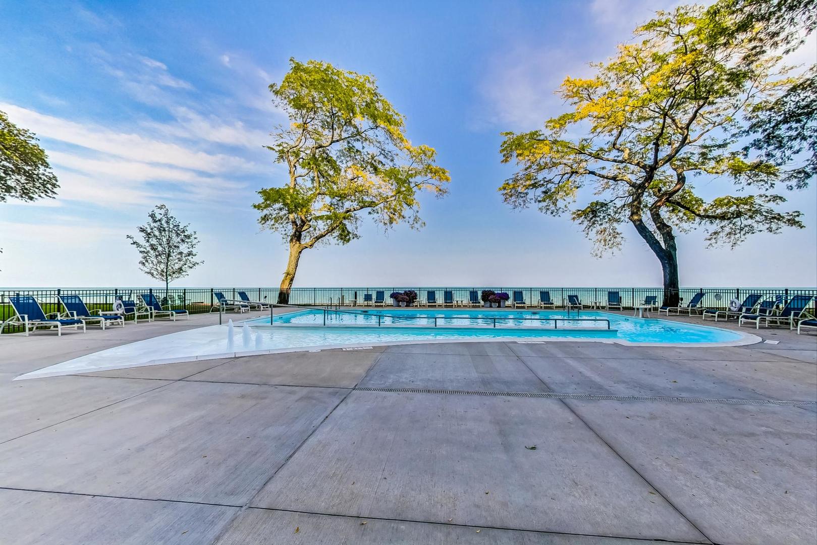 1630 Sheridan Road, Unit 2J Wilmette, IL 60091 - Photo 46 of 50 a plant in the middle of a house