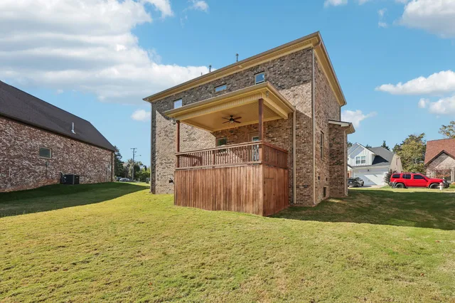 a view of a backyard