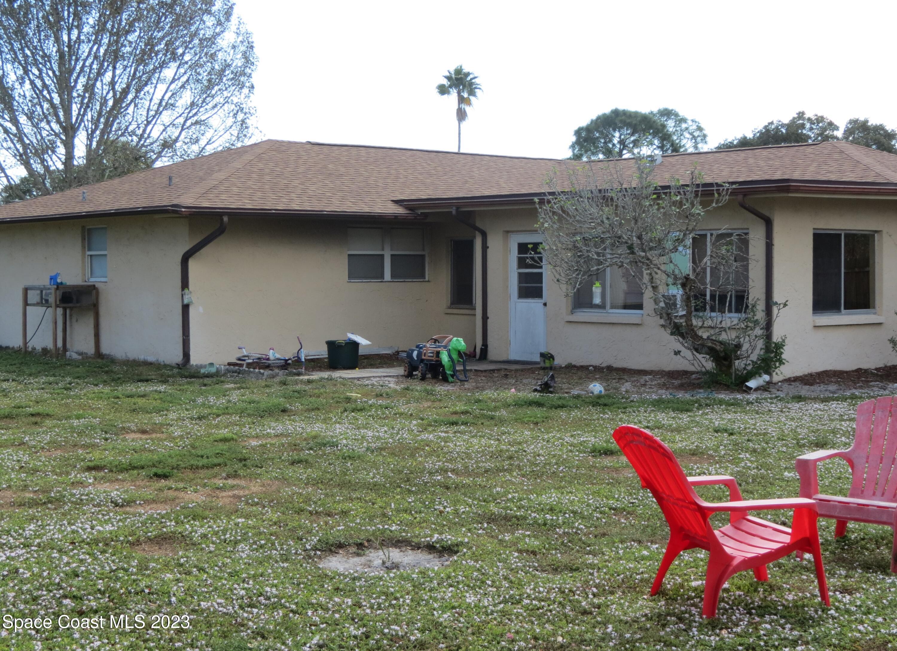 308 Arcadia Avenue Melbourne, FL 32901 - Photo 3 of 4 a backyard of a house with table and chairs