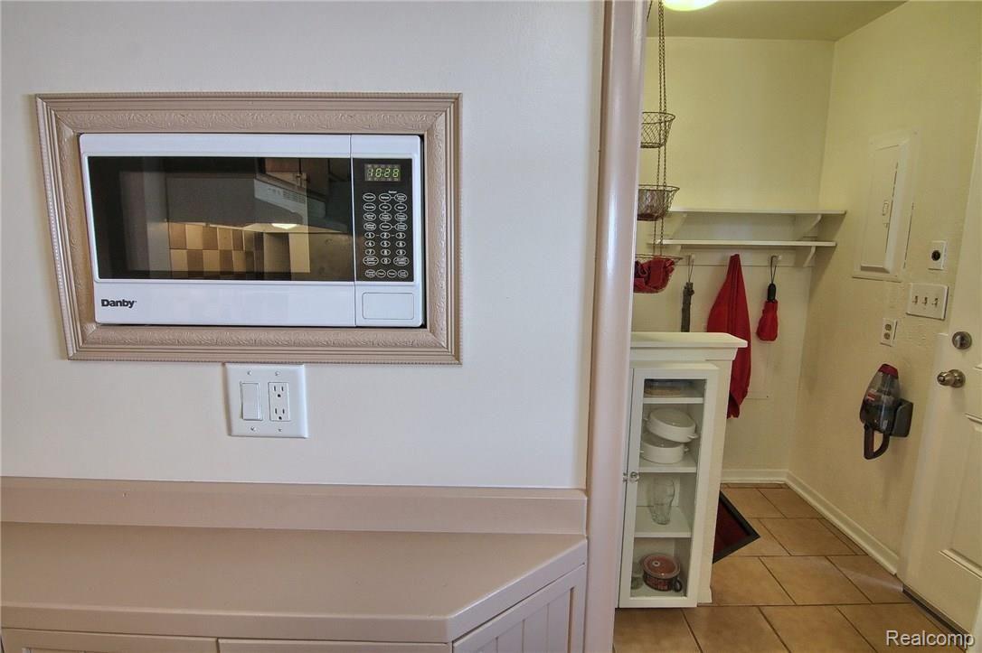 47575 Greenview Road Utica, MI 48317 - Photo 7 of 35 Built in Microwave, Walk in Pantry, Built in Extra Cabinets