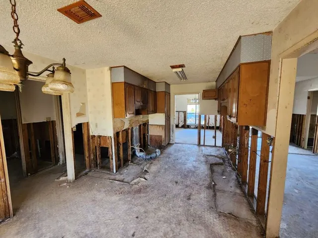 a view of a livingroom with furniture
