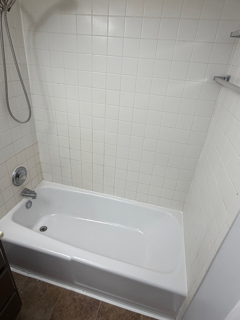 1110 18th Street, Unit GE Broadview, IL 60155 - Photo 12 of 20 a bathroom with a bathtub