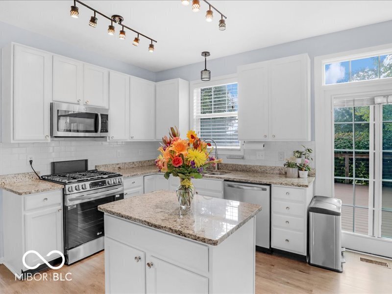 10165 Bootham Close Fishers, IN 46038 - Photo 15 of 51