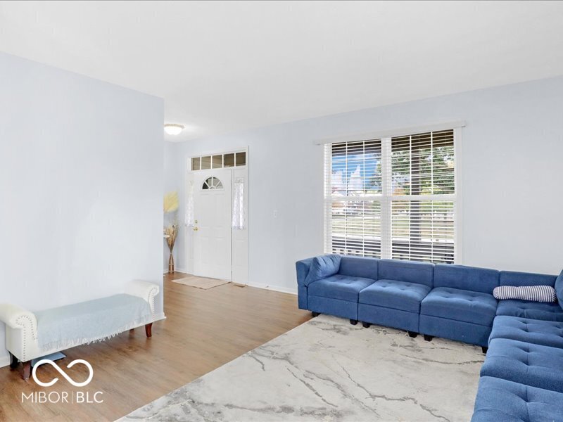 10165 Bootham Close Fishers, IN 46038 - Photo 4 of 51