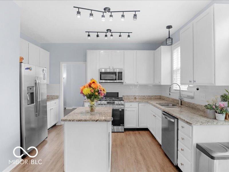 10165 Bootham Close Fishers, IN 46038 - Photo 7 of 51