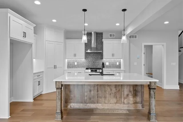 $400,000 | 4015 Northeast Sagamore Drive, Lee's Summit, MO 64064