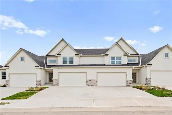 $400,000 | 4015 Northeast Sagamore Drive, Lee's Summit, MO 64064