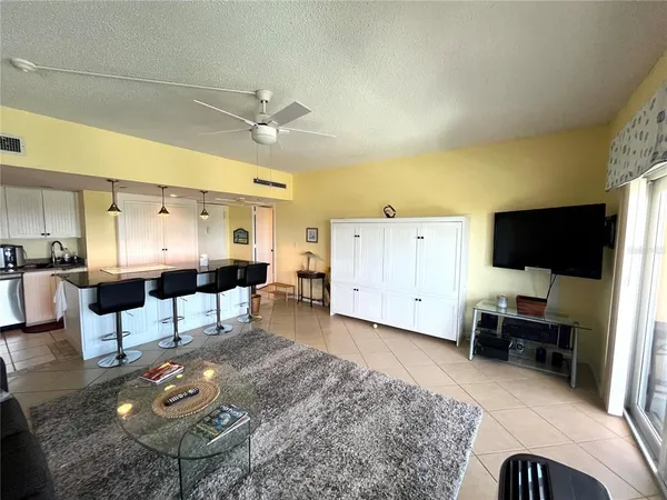 $1,995 | 880 Mandalay Avenue, Unit N902, Clearwater, FL 33767