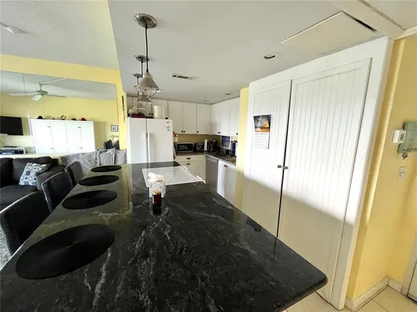$1,995 | 880 Mandalay Avenue, Unit N902, Clearwater, FL 33767