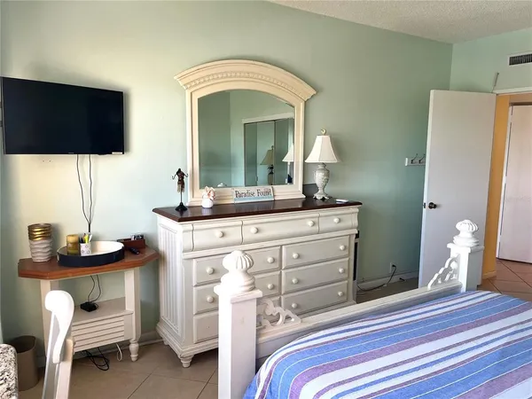 $1,995 | 880 Mandalay Avenue, Unit N902, Clearwater, FL 33767