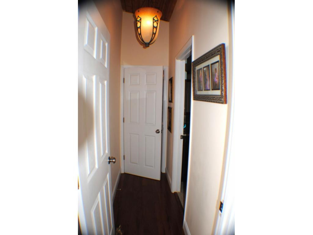 465 Gammon Road Kingsport, TN 37663 - Photo 14 of 36 Hall in master bath