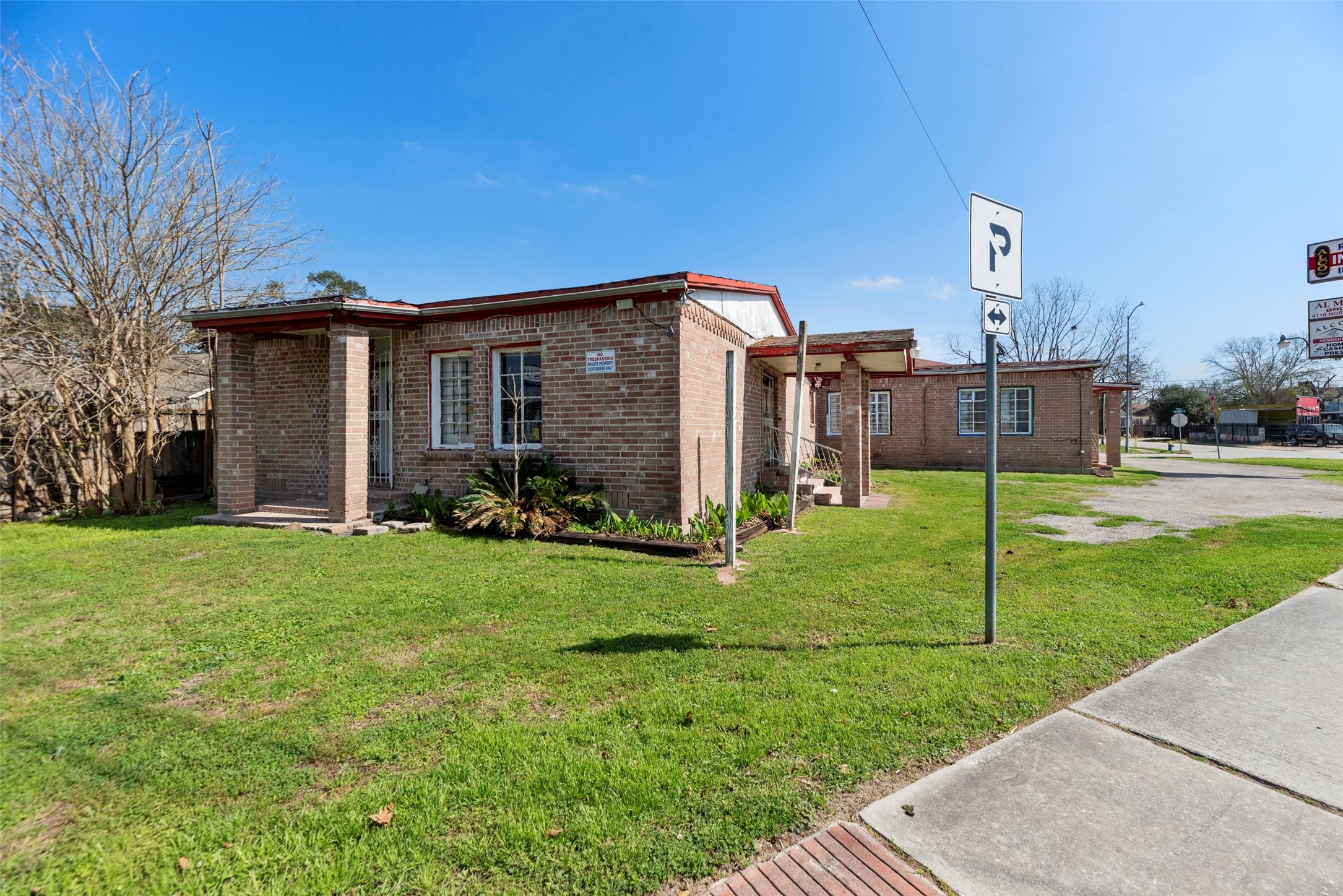 4110 North Main Street Houston, TX 77009 - Photo 14 of 19 a view of a back yard of the house