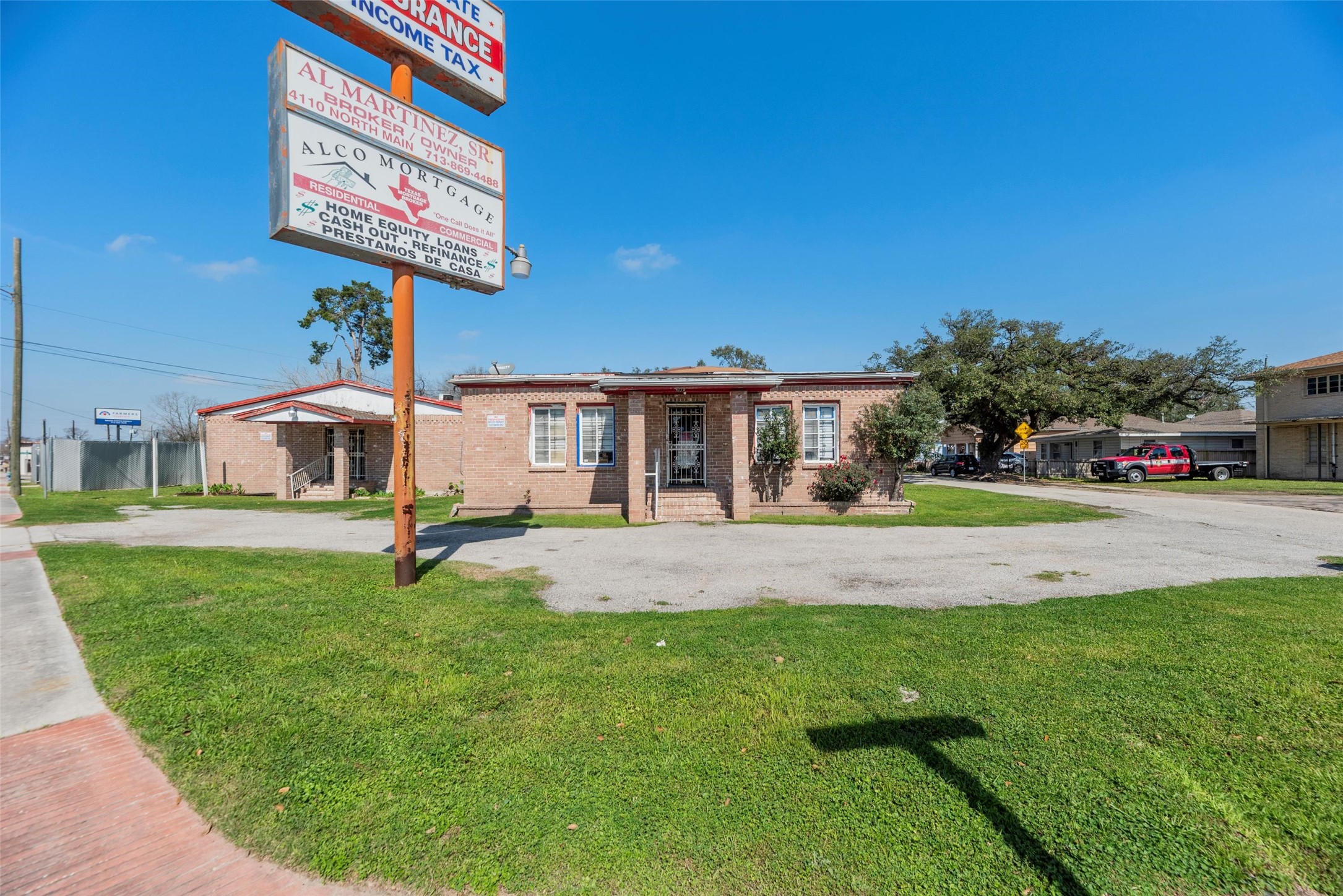 4110 North Main Street Houston, TX 77009 - Photo 4 of 19 a view of a house with backyard and sitting area