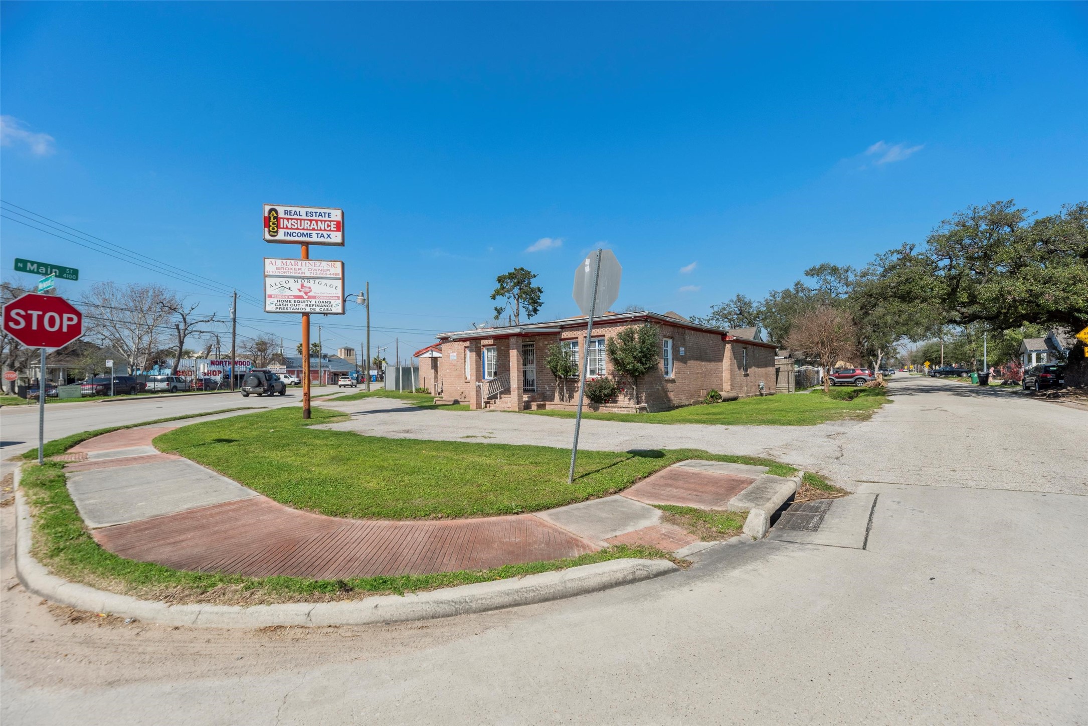 4110 North Main Street Houston, TX 77009 - Photo 5 of 19 a view of a volley ball court