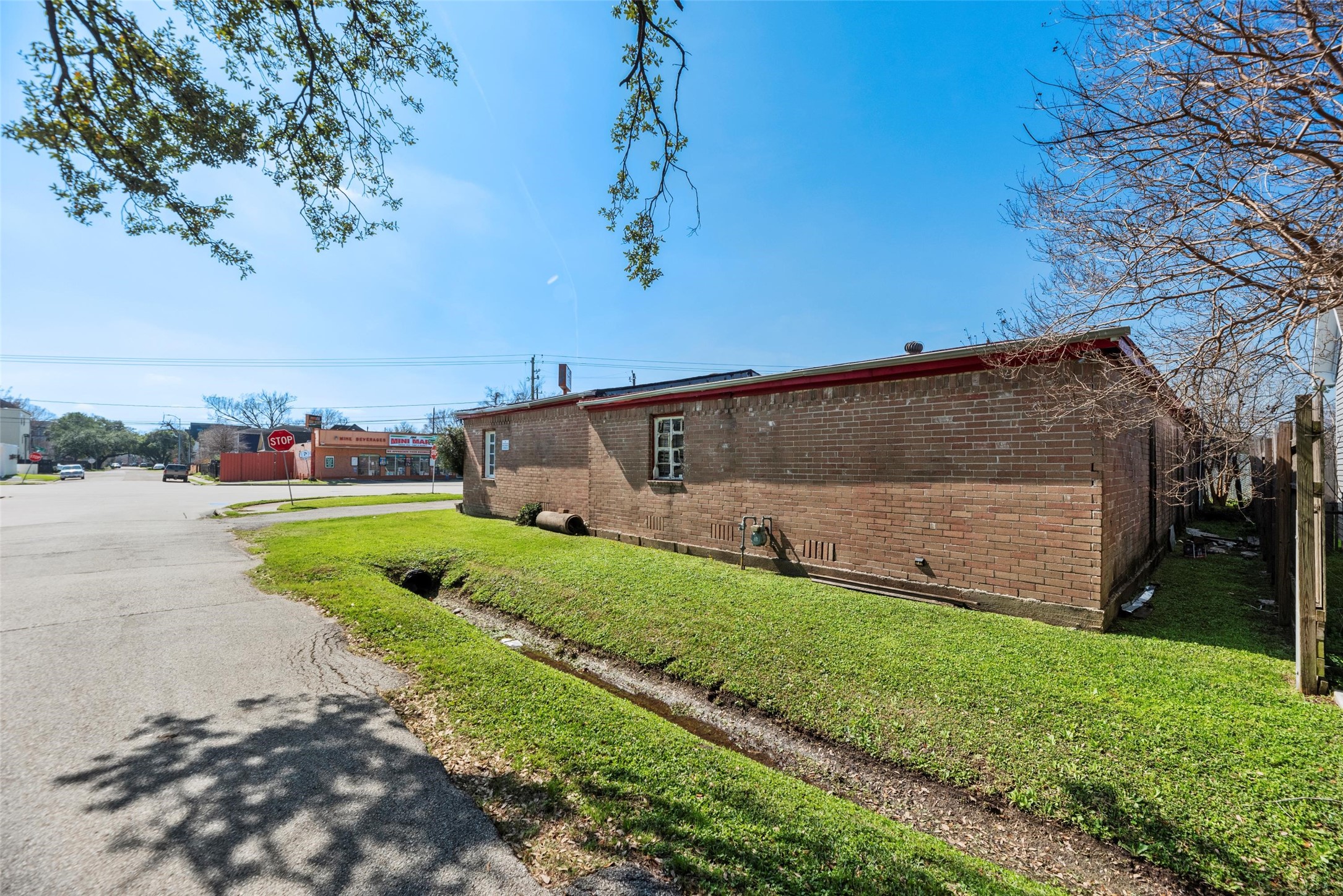 4110 North Main Street Houston, TX 77009 - Photo 8 of 19 a view of a back yard of the house