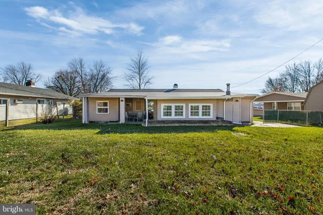 a view of a house with a yard