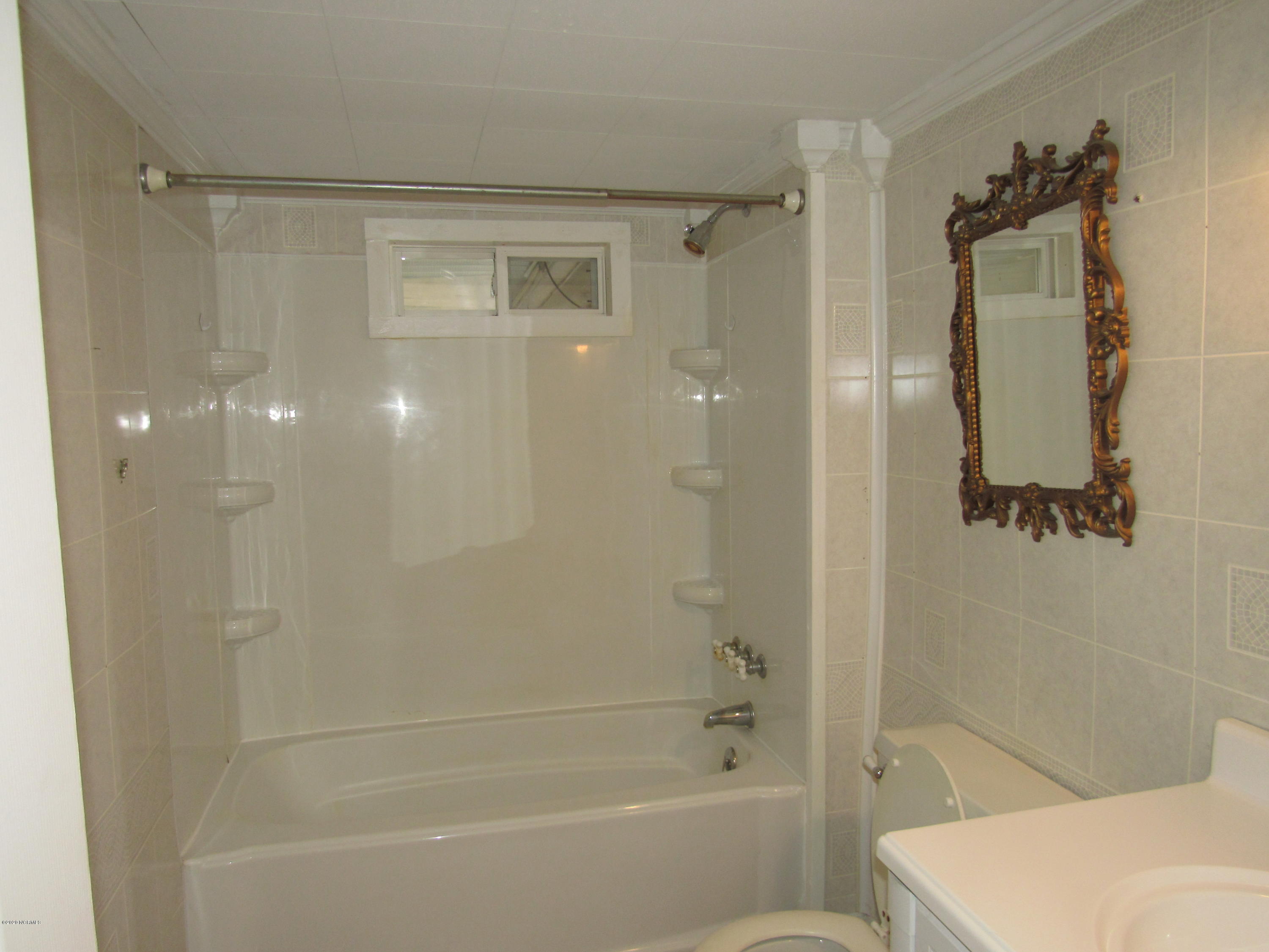 466 Masontown Road Newport, NC 28570 - Photo 19 of 28 Full bathroom @ 466 Masontown Rd.
