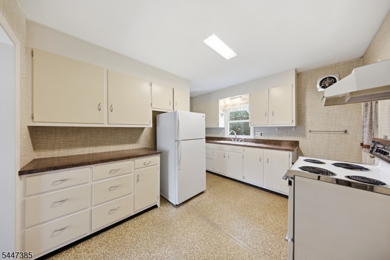 205 Glen Road Sparta, NJ 07871 - Photo 7 of 33 Gallery Image 7