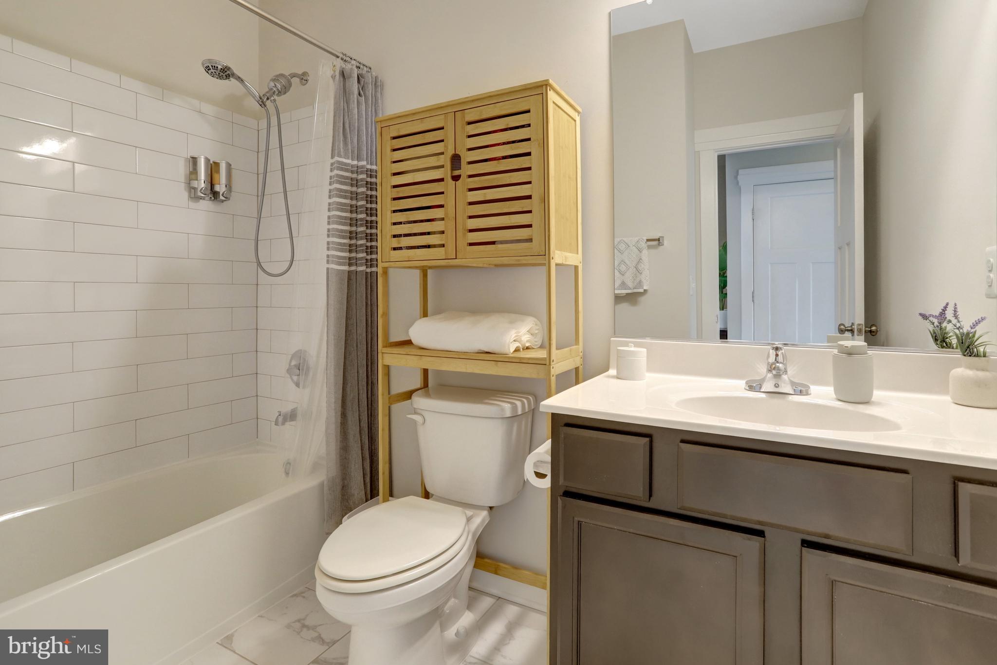 9180 Snowden Ashford Road Lorton, VA 22079 - Photo 18 of 28 a bathroom with a sink toilet and shower