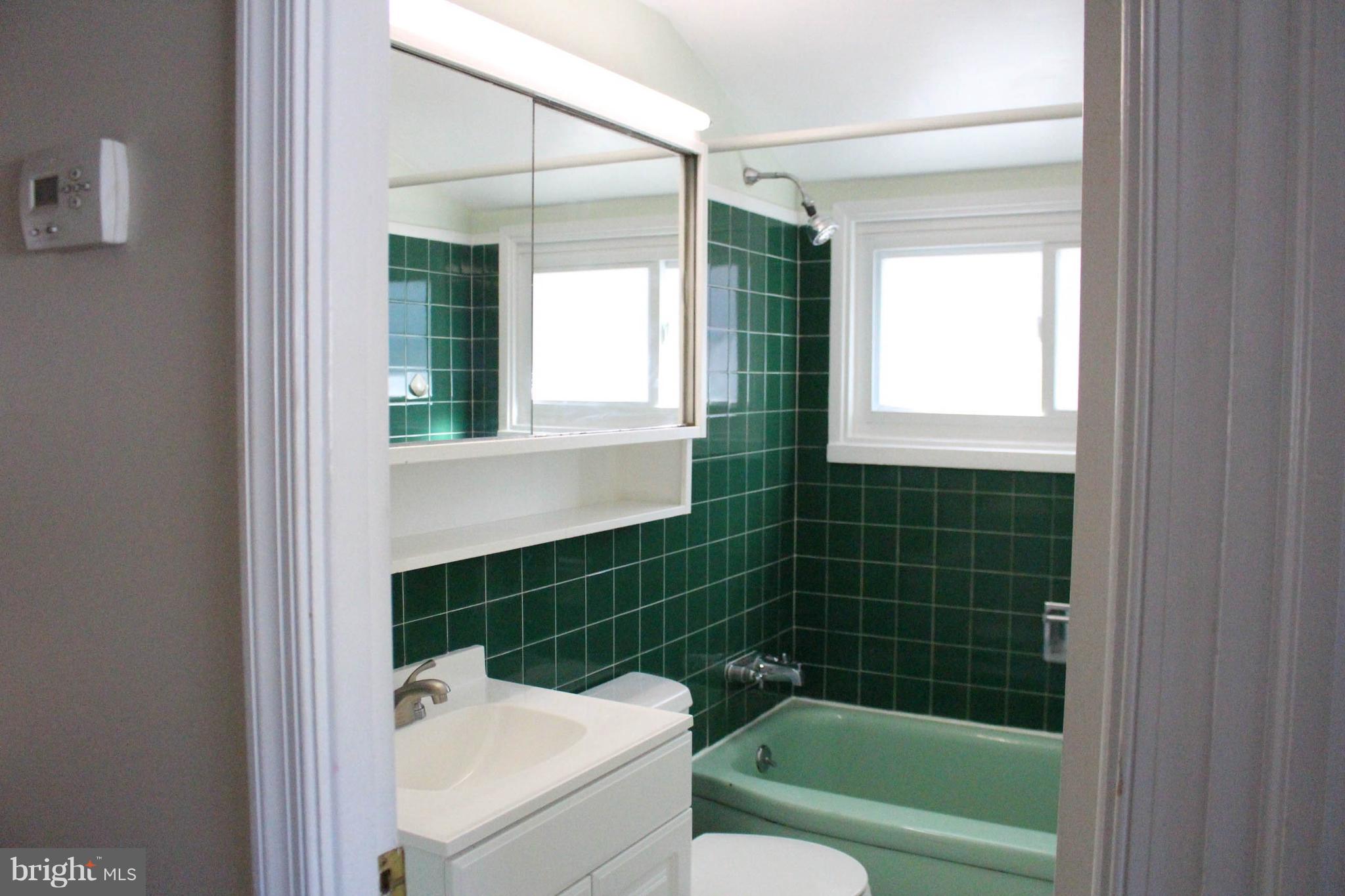 15 Long Loop Road Levittown, PA 19056 - Photo 25 of 34 2nd Floor Bathroom