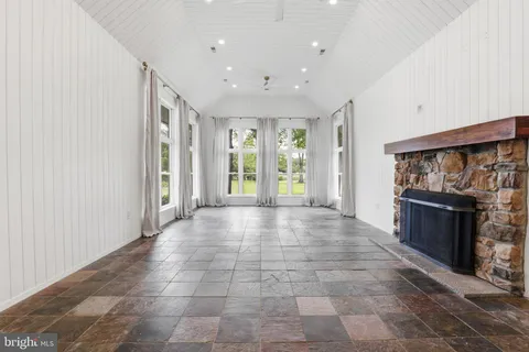 a view of an entryway with a livingroom
