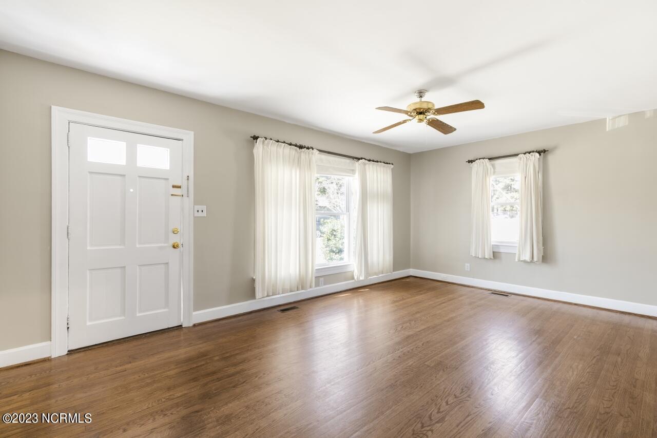 403 Stadium Street Southwest Wilson, NC 27893 - Photo 4 of 30 Living Room