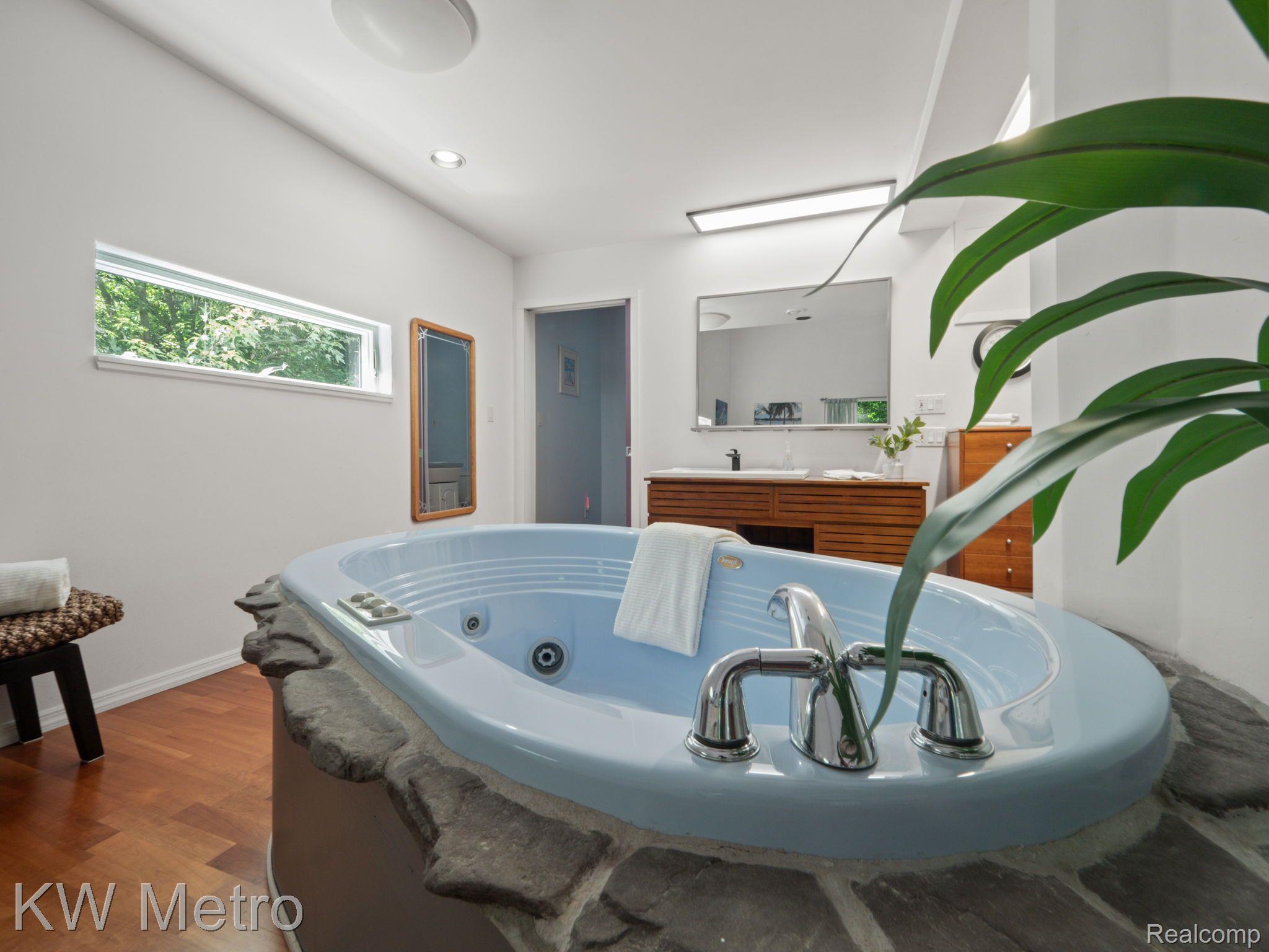 3205 Stanton Road Lake Orion, MI 48362 - Photo 35 of 60 Two person jetted jacuzzi tub