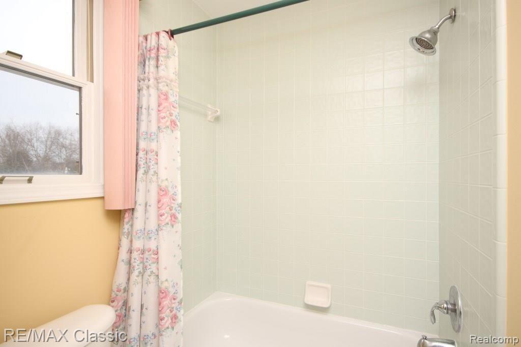 47790 Pavillon Road Canton, MI 48188 - Photo 41 of 45 Tub with shower in dual entry bath.