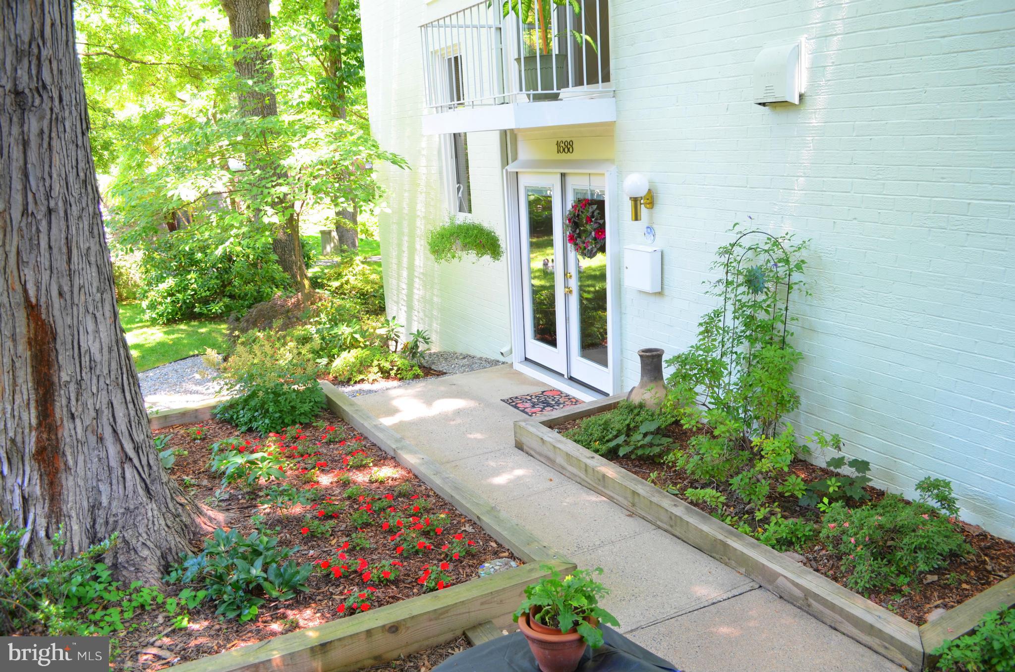 1688 Wainwright Drive Reston, VA 20190 - Photo 26 of 27 Exterior (Front)