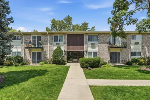 $235,000 | 8996 Kennedy Drive, Unit 2G, Des Plaines, IL 60016