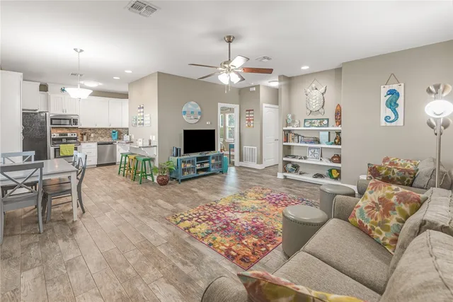 $1,985,000 | 413 6th Street, Port Aransas, TX 78373