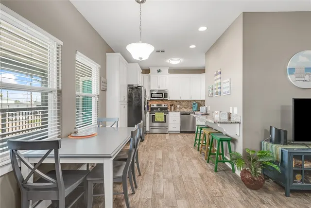 $1,985,000 | 413 6th Street, Port Aransas, TX 78373