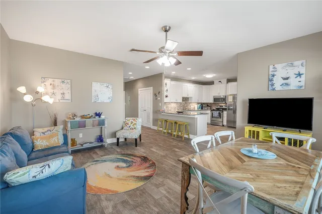 $1,985,000 | 413 6th Street, Port Aransas, TX 78373