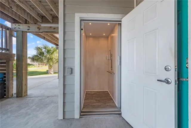 $1,985,000 | 413 6th Street, Port Aransas, TX 78373