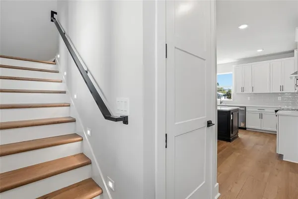 a view of entryway and kitchen