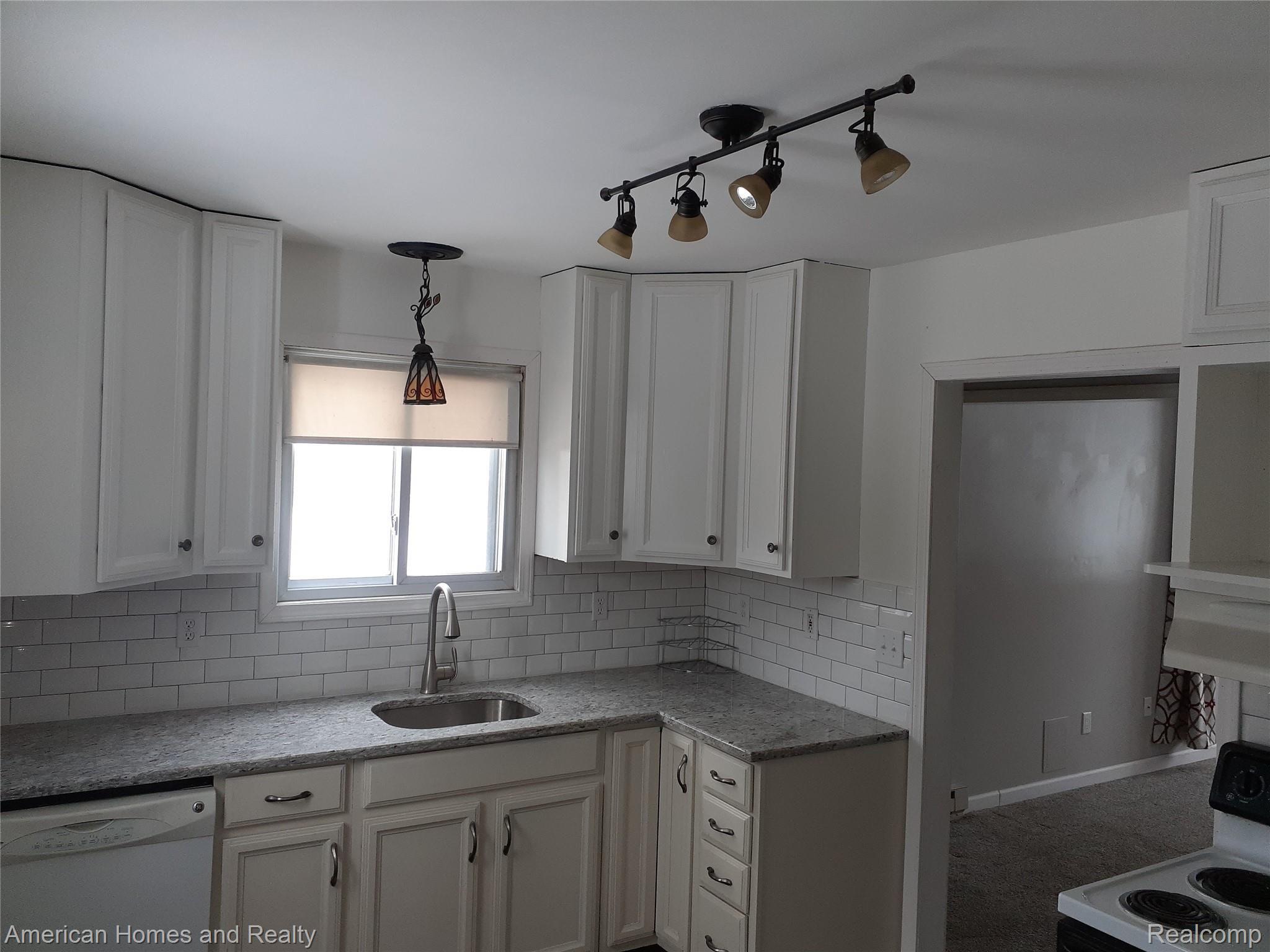 354 Michelson Road Rochester, MI 48307 - Photo 7 of 24 20210215_143644.jpg
