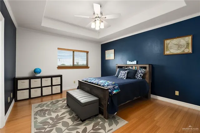 a en suite bathroom with double vanity and a mirror